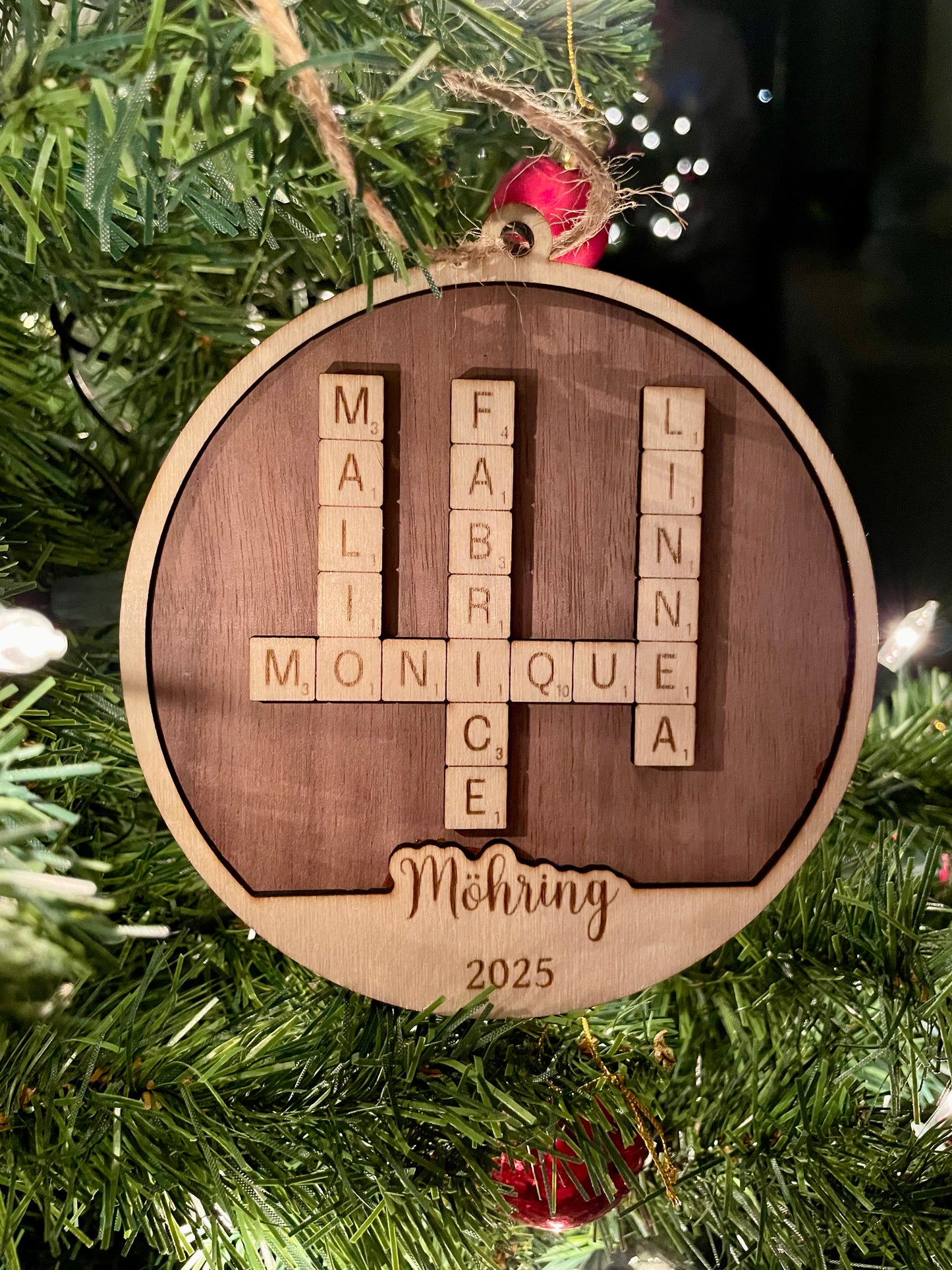 Personalisierter Holz-Anhänger – Familiennamen Kreuzwort-Design • Individuell gelasert • Weihnachtsdeko aus Holz